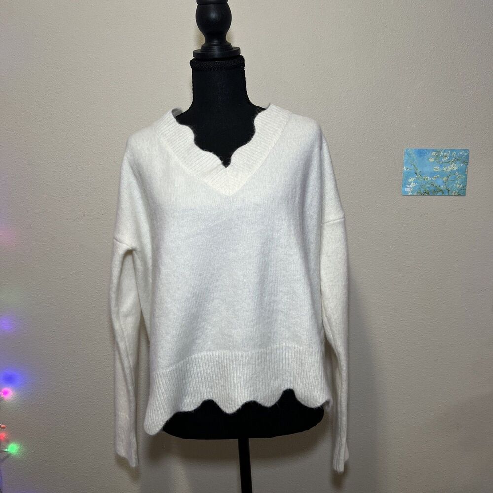 ee: some women's scallop edge sweater in white, size m/l, dainty softgirl - Picture 2 of 8
